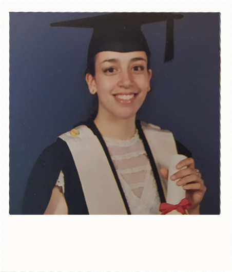 Polaroid de la remise des diplômes d'Alice Blanc, professeure d'anglais courant et professionnel, donnant des cours en ligne et des guides d'anglais pro en PDF