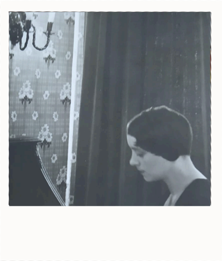 Polaroid de la grand-mère d'Alice Blanc, professeure d'anglais courant et professionnel, donnant des cours en ligne et des guides d'anglais pro en PDF