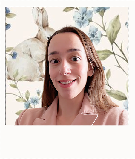 Polaroid d'Alice Blanc, professeure d'anglais courant et professionnel, donnant des cours en ligne et des guides d'anglais pro en PDF